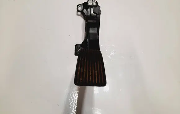 Accelerator throttle pedal