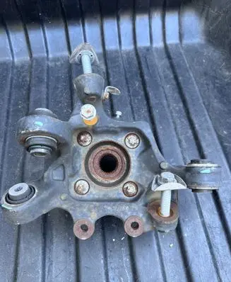 Rear wheel hub spindle/knuckle