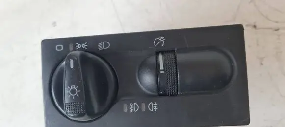 Volkswagen Golf III Light switch 1H6941531B