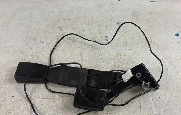 Peugeot 3008 I Middle seatbelt buckle (rear) 9681985380