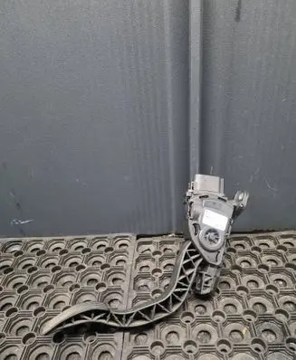 Accelerator throttle pedal