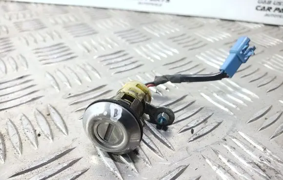 Mitsubishi Galant Front door lock (next to the handle) E6705