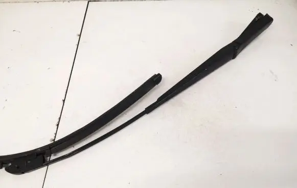 Opel Zafira A Front wiper blade arm 90582558