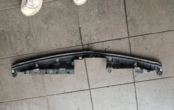 Renault Koleos I Front bumper upper radiator grill 
