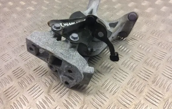Toyota Highlander XU70 Engine mount bracket