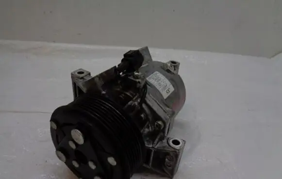 Nissan Juke I F15 Air conditioning (A/C) compressor (pump) 92600