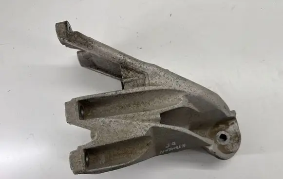 Volkswagen Touareg II Engine mounting bracket 03H199308