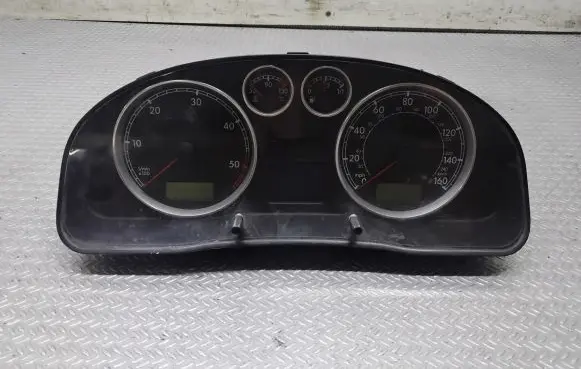Volkswagen PASSAT B5.5 Speedometer (instrument cluster) 3B0920927A