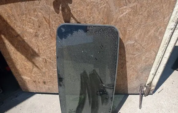 Volvo XC70 Sunroof glass 005013