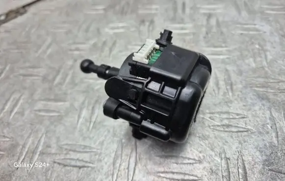 Mercedes-Benz C W204 Headlight level adjustment motor 7220053 002L