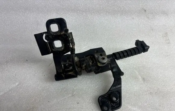Tailgate/trunk/boot hinge