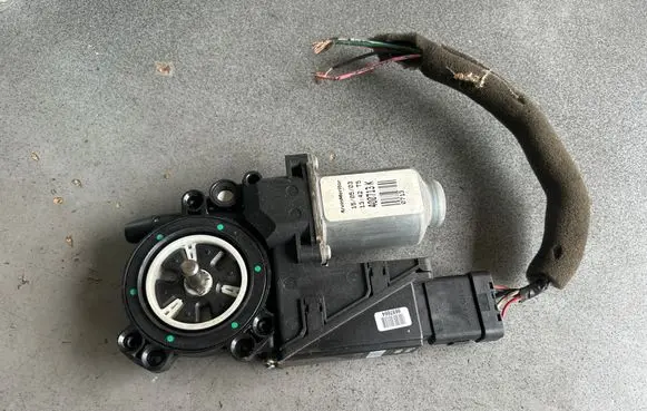 Nissan Primera Front door window regulator motor 400713K 0713