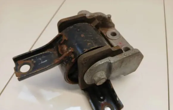 Mitsubishi Outlander Engine mount bracket