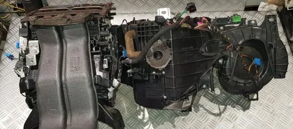 Volkswagen Touareg I Interior heater climate box assembly 7L0820005CN