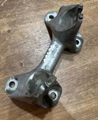 BMW 1 E81 E87 Gearbox mounting bracket 6760303