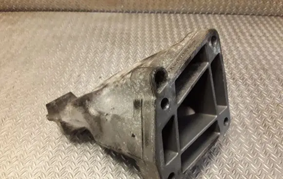 Mercedes-Benz E W211 Engine mounting bracket 6422230104 A6422230104