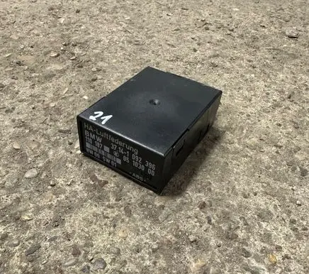 BMW 5 E39 Air suspension control unit module (rear) 37141092396