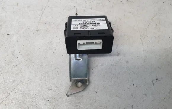 Toyota Avensis T250 Light module LCM 8996005030