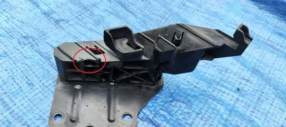 Infiniti FX Headlight/headlamp mounting bracket PODREFLEKTOR