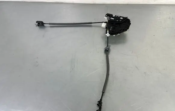 Volkswagen Touareg III Front door lock 8J1837015H