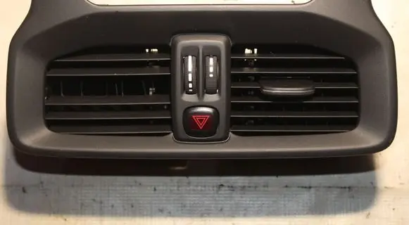Volvo V40 Quarter panel pressure vent 313702