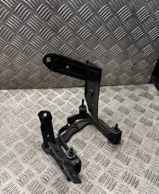 Ford Focus C-MAX Power steering pump mounting bracket