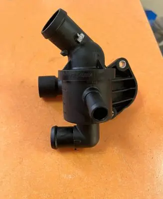 Volkswagen Touran II Thermostat/thermostat housing 03L121111AE