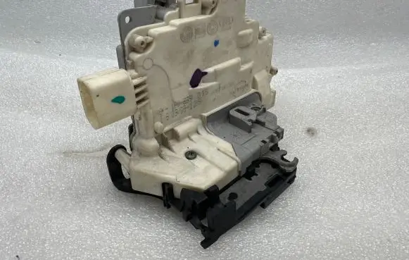 Seat Leon (1P) Front door lock 1P0839015