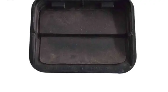 Quarter panel pressure vent