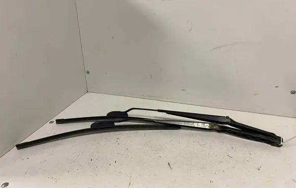 Front wiper blade arm
