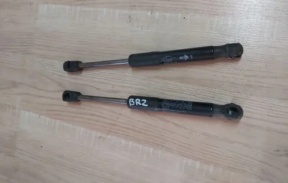 Toyota Avensis T270 Tailgate strut 