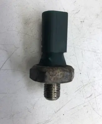 Volkswagen Golf VII Oil pressure sensor 
