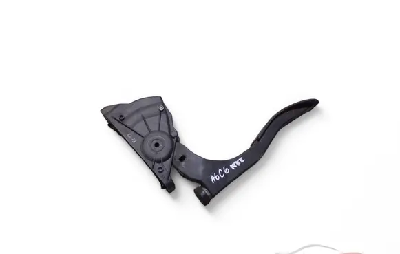 Accelerator throttle pedal