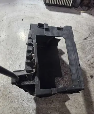 Volkswagen Polo IV 9N3 Battery tray 6Q0915331