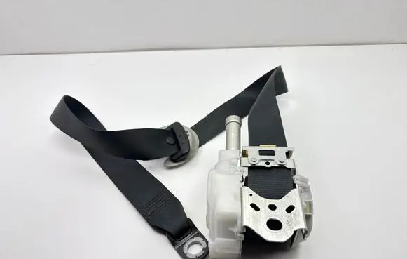 Toyota Auris E180 Front seatbelt N088601
