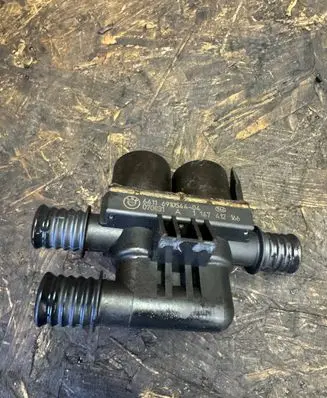 BMW X5 E70 Coolant heater control valve 6910544 1147412166 070831