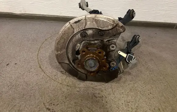 BMW 7 G11 G12 Rear wheel hub spindle/knuckle 6875104 6861125 6861116