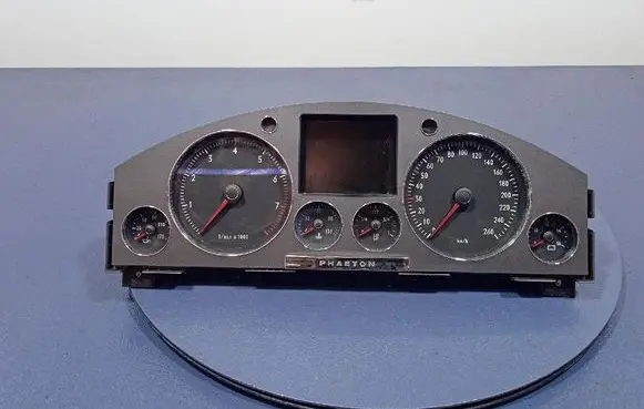 Volkswagen Phaeton Speedometer (instrument cluster) 3D0920882L