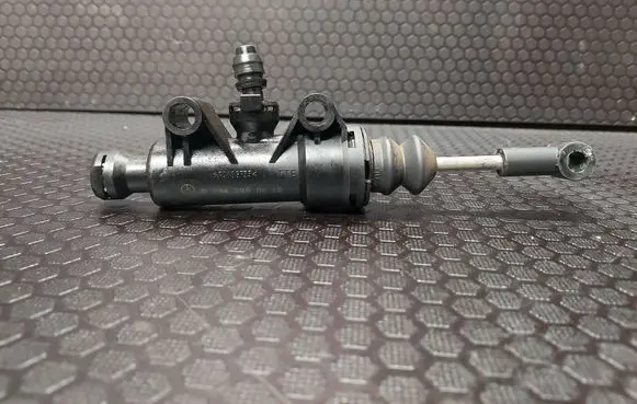 Mercedes-Benz C W204 Clutch master cylinder A2042900012