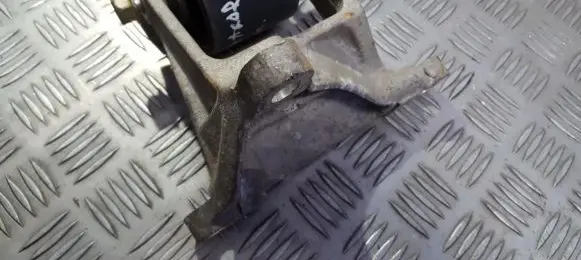Engine mounting bracket