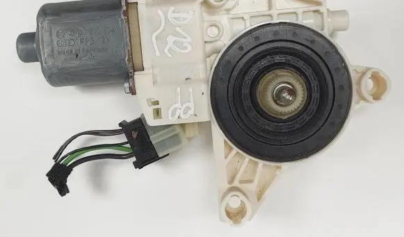 Mercedes-Benz E W212 Front door window regulator motor A2048200642