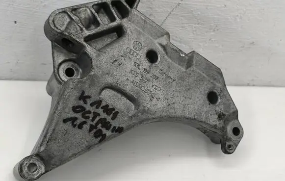 Skoda Octavia Mk2 (1Z) Engine mounting bracket 03L199207