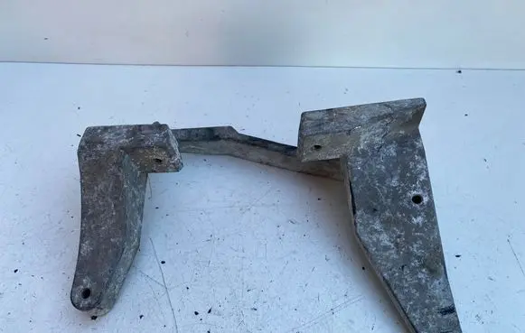 Engine mounting bracket