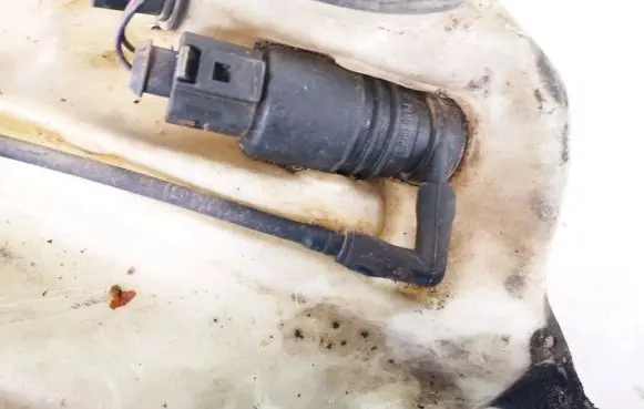 Volkswagen PASSAT B5 Windscreen/windshield washer pump