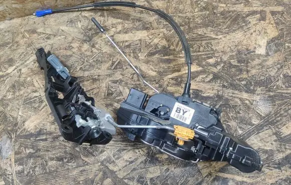 Chevrolet Malibu Front door lock 13579538 3025675