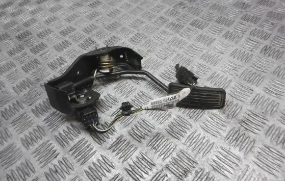 Toyota Corolla E120 E130 Accelerator throttle pedal 82223-02030