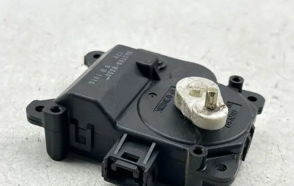 Toyota RAV 4 (XA20) Air flap motor/actuator 0637008330 9B1910