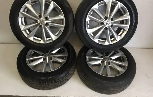 Nissan Qashqai R17 alloy rim 