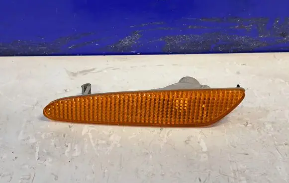 Front fender indicator light