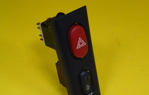 Renault Laguna I Hazard light switch 822955
